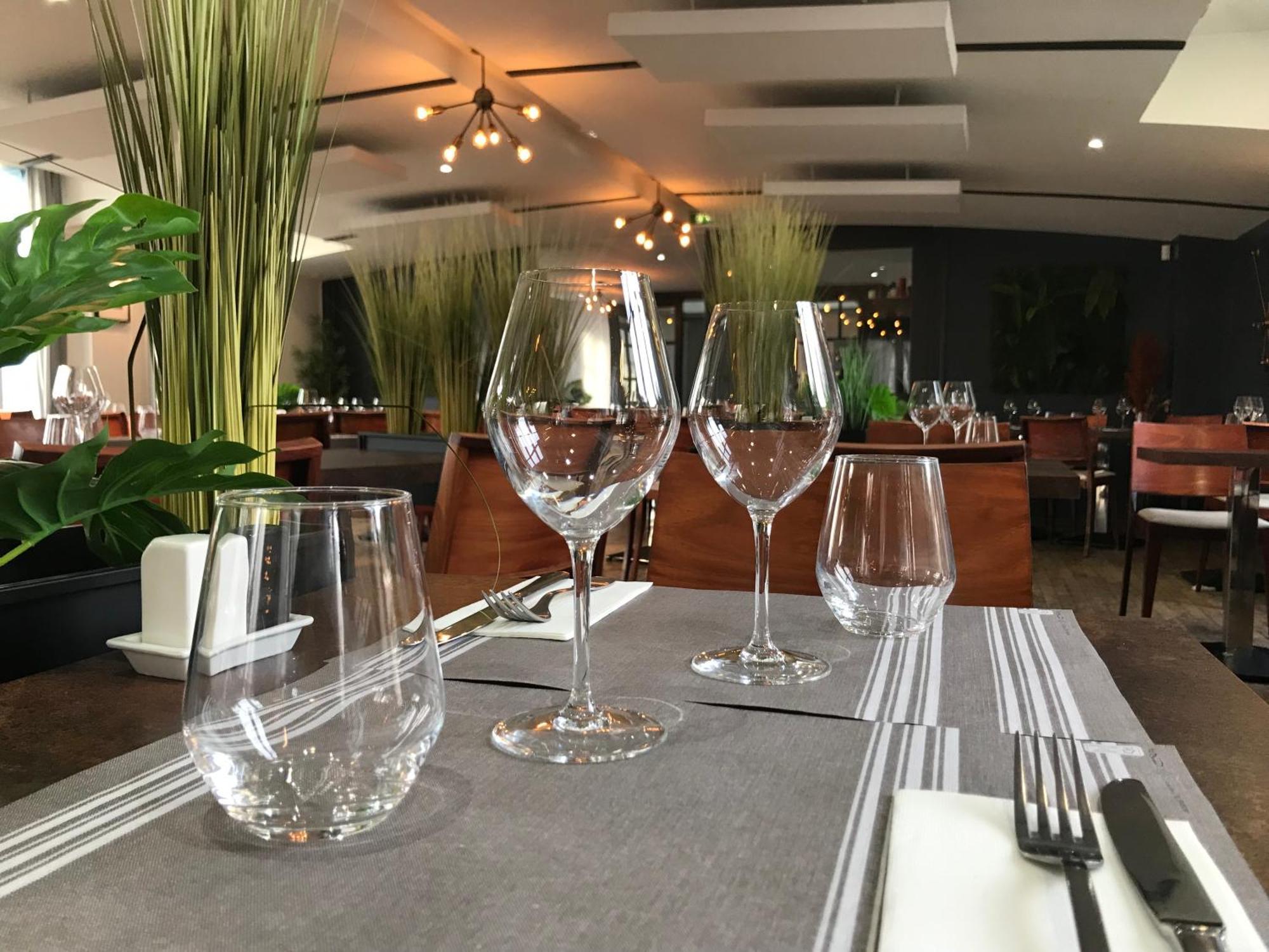 Logis Hotel & Restaurant - Les Bords De Seine Ла Рош-Гийон Екстериор снимка