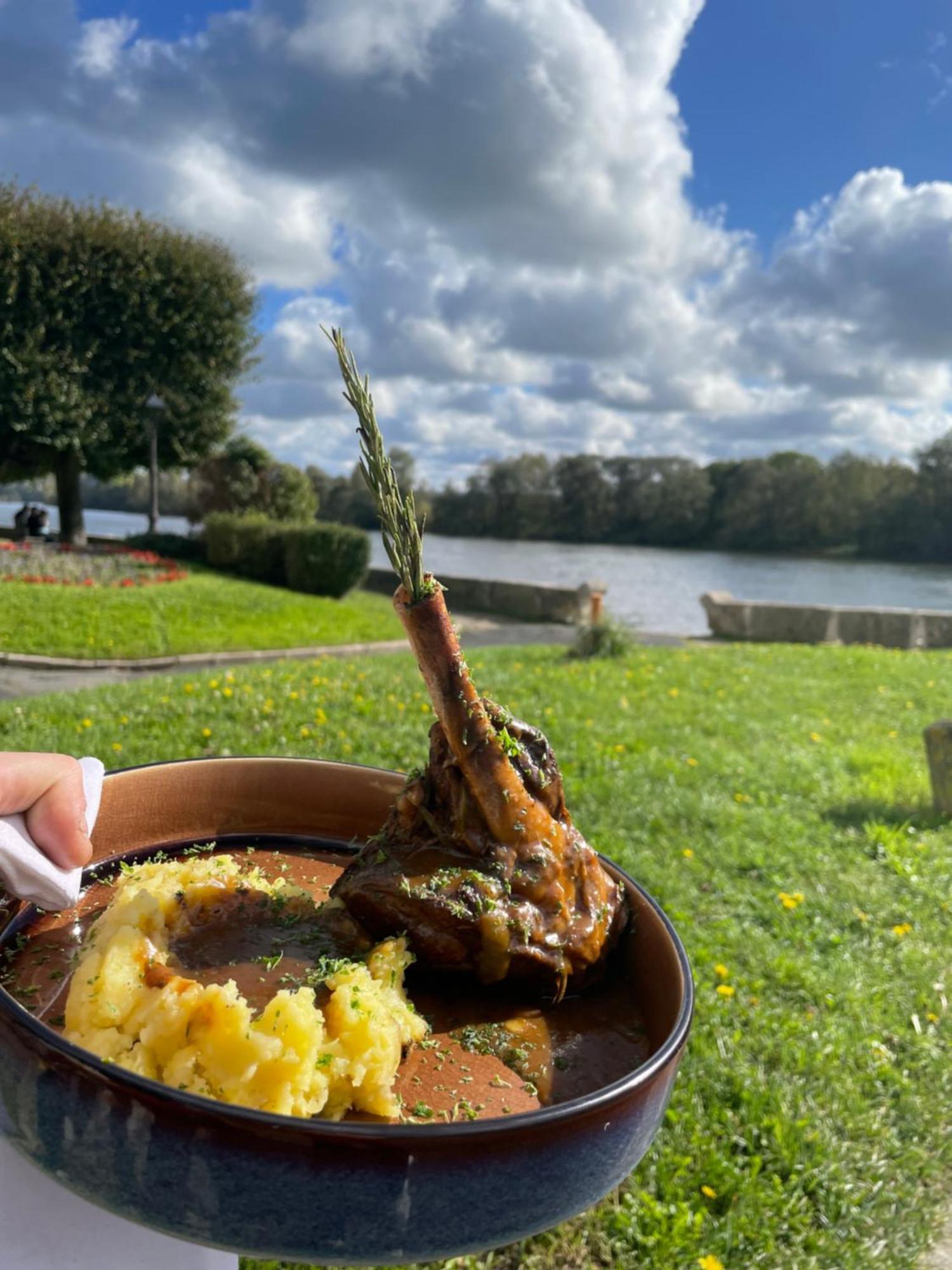 Logis Hotel & Restaurant - Les Bords De Seine Ла Рош-Гийон Екстериор снимка