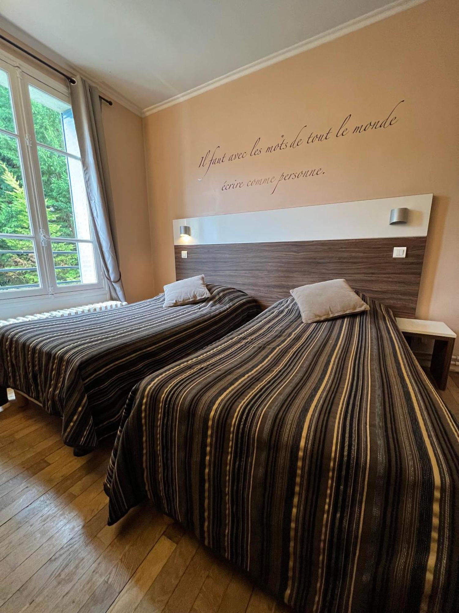 Logis Hotel & Restaurant - Les Bords De Seine Ла Рош-Гийон Екстериор снимка