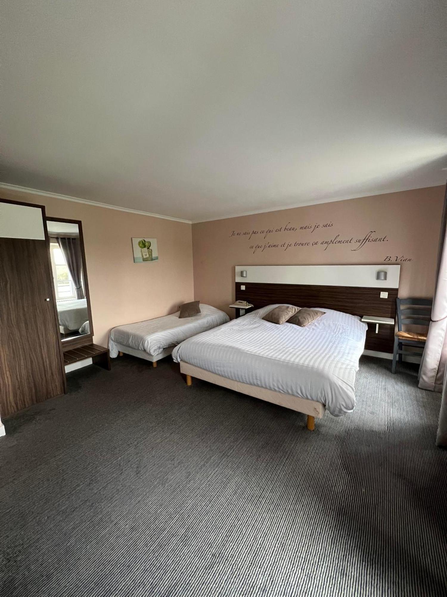 Logis Hotel & Restaurant - Les Bords De Seine Ла Рош-Гийон Екстериор снимка