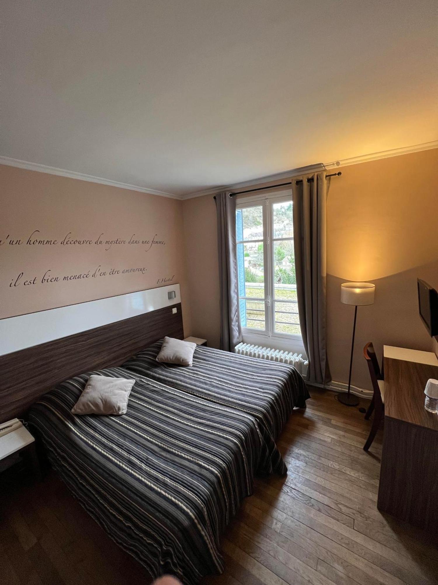 Logis Hotel & Restaurant - Les Bords De Seine Ла Рош-Гийон Екстериор снимка