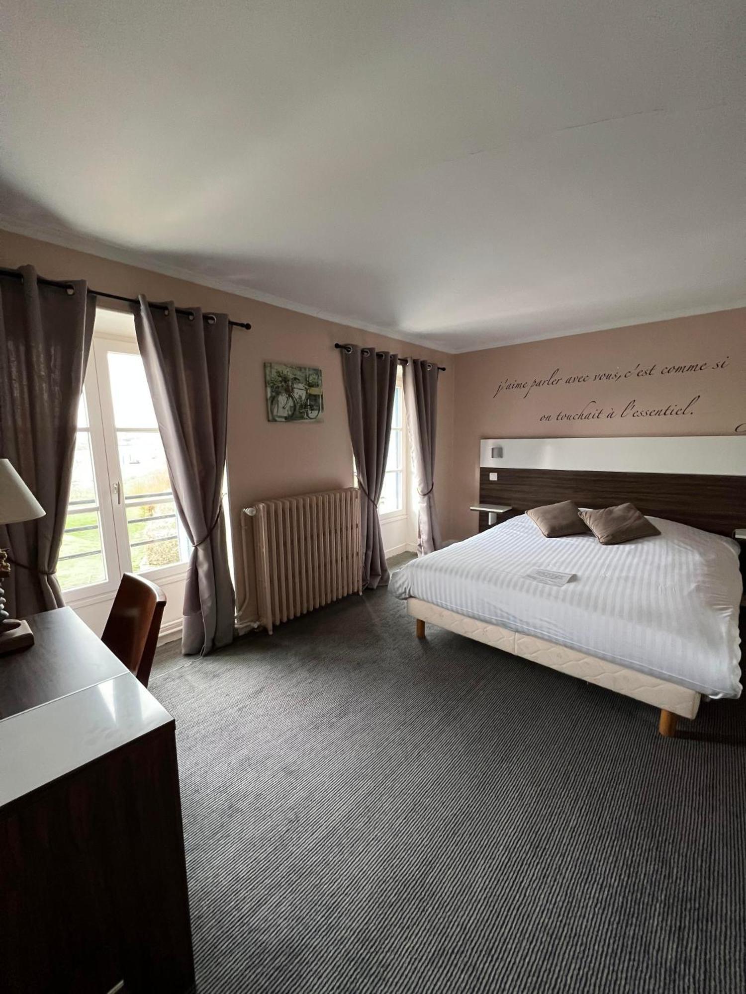 Logis Hotel & Restaurant - Les Bords De Seine Ла Рош-Гийон Екстериор снимка