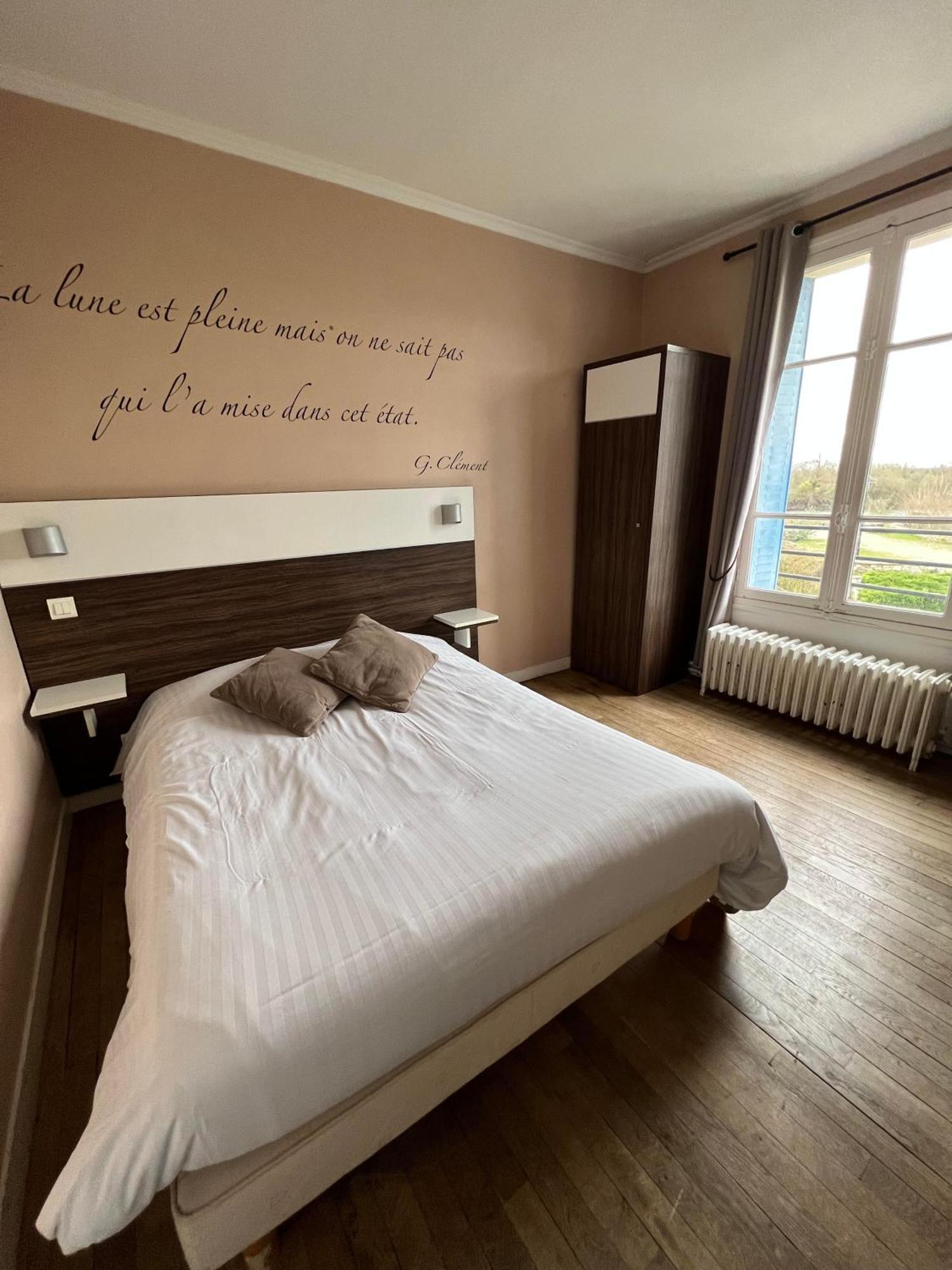 Logis Hotel & Restaurant - Les Bords De Seine Ла Рош-Гийон Екстериор снимка