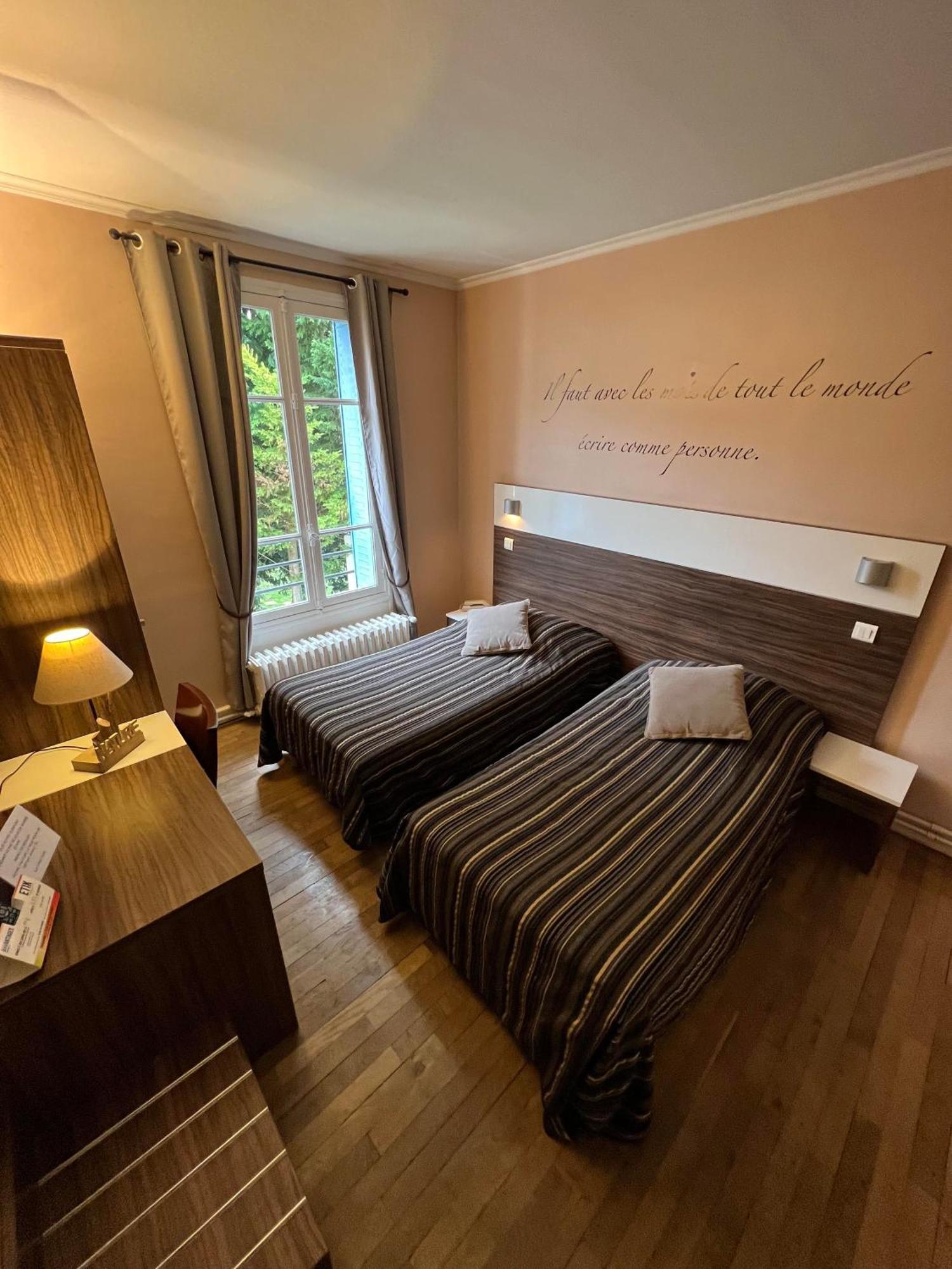 Logis Hotel & Restaurant - Les Bords De Seine Ла Рош-Гийон Екстериор снимка