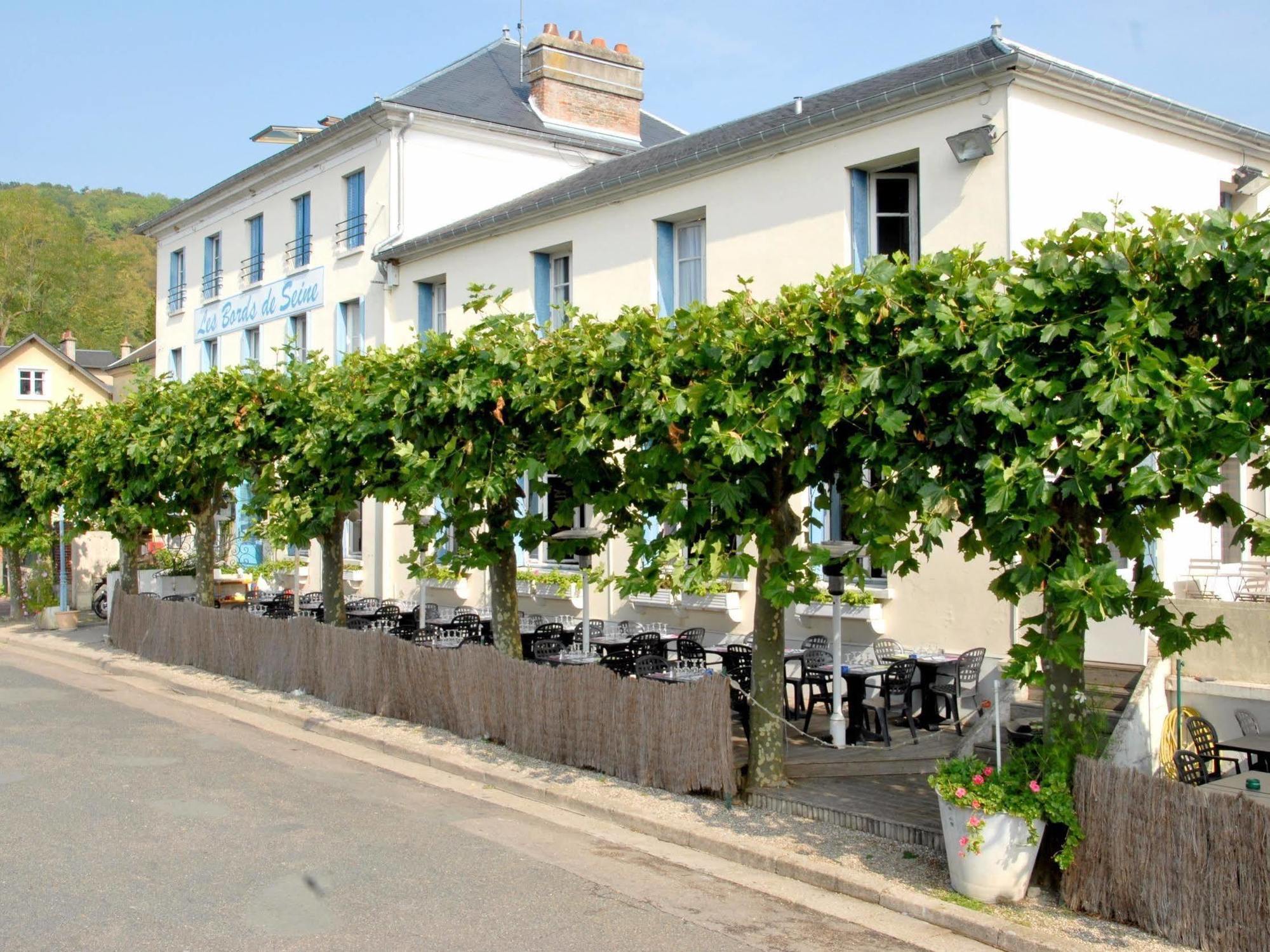 Logis Hotel & Restaurant - Les Bords De Seine Ла Рош-Гийон Екстериор снимка