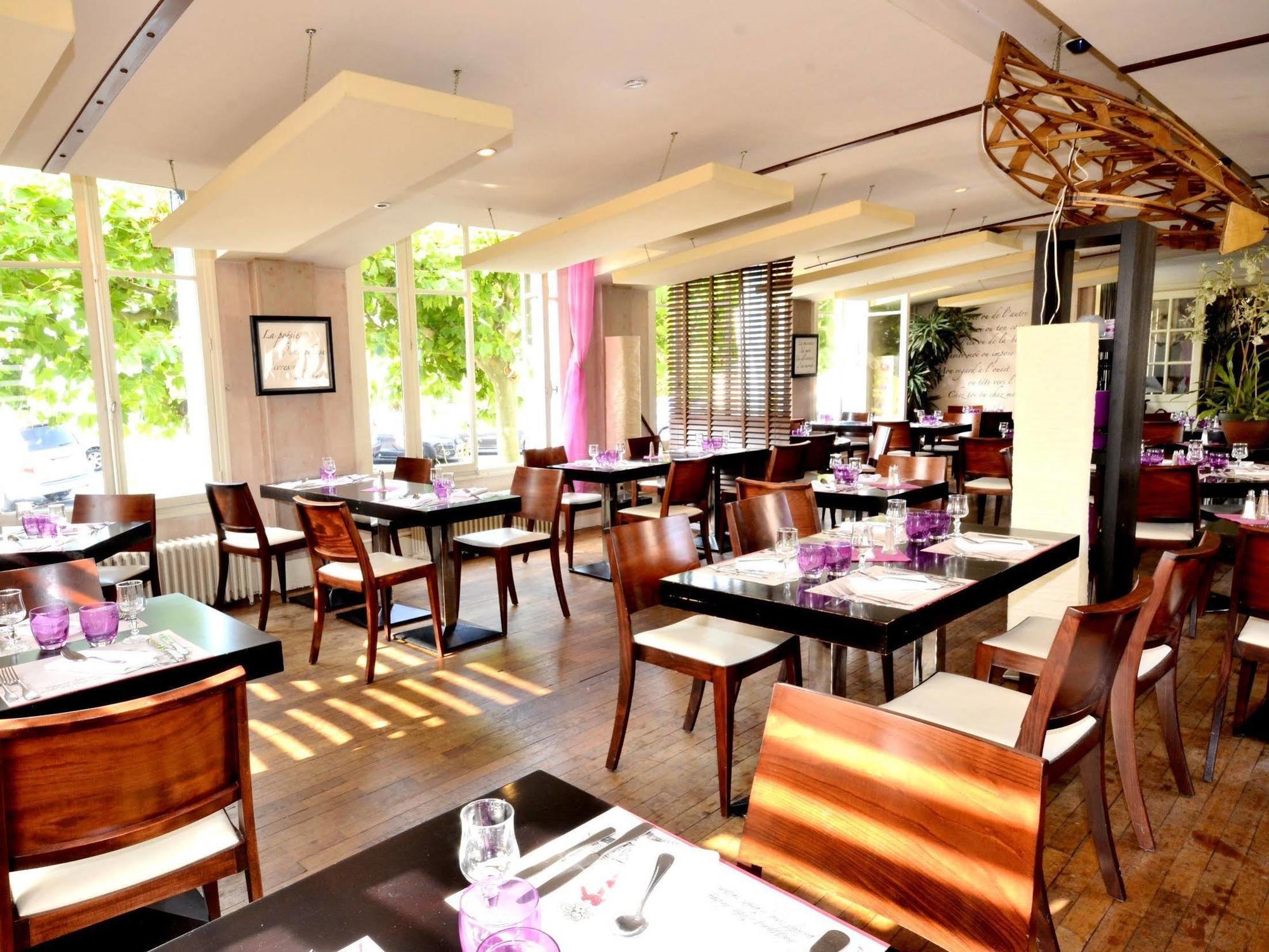 Logis Hotel & Restaurant - Les Bords De Seine Ла Рош-Гийон Екстериор снимка