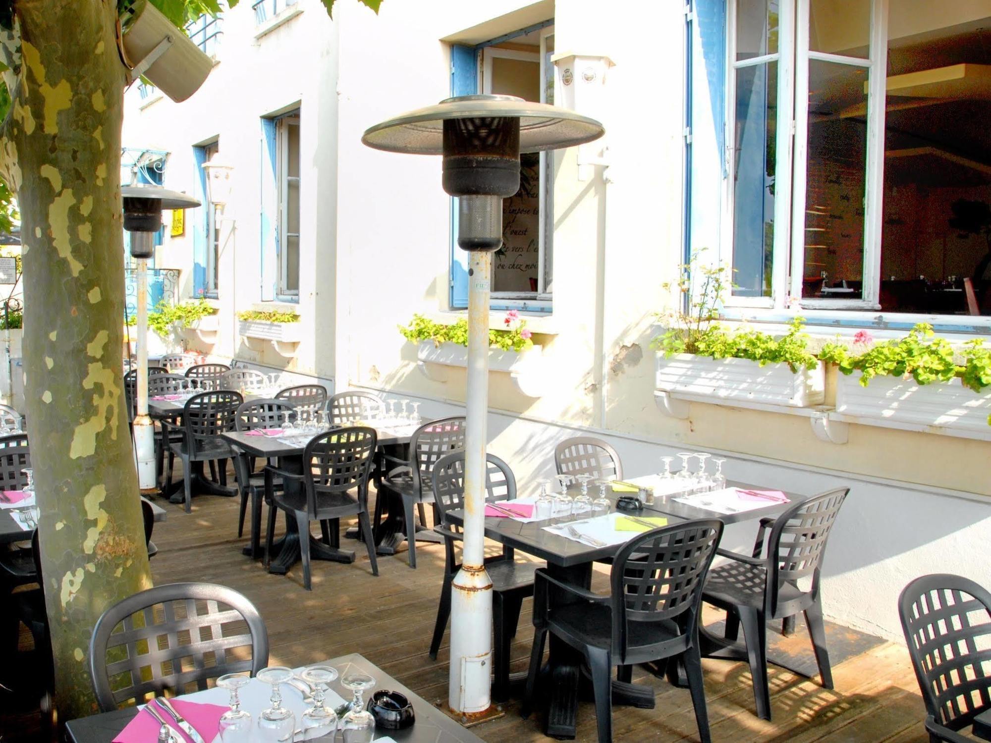 Logis Hotel & Restaurant - Les Bords De Seine Ла Рош-Гийон Екстериор снимка