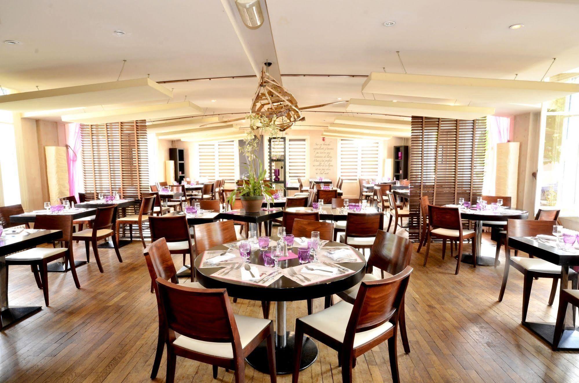 Logis Hotel & Restaurant - Les Bords De Seine Ла Рош-Гийон Екстериор снимка